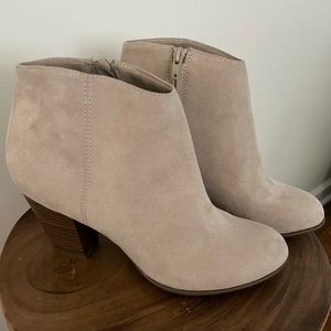 Old Navy beige heeled bootie